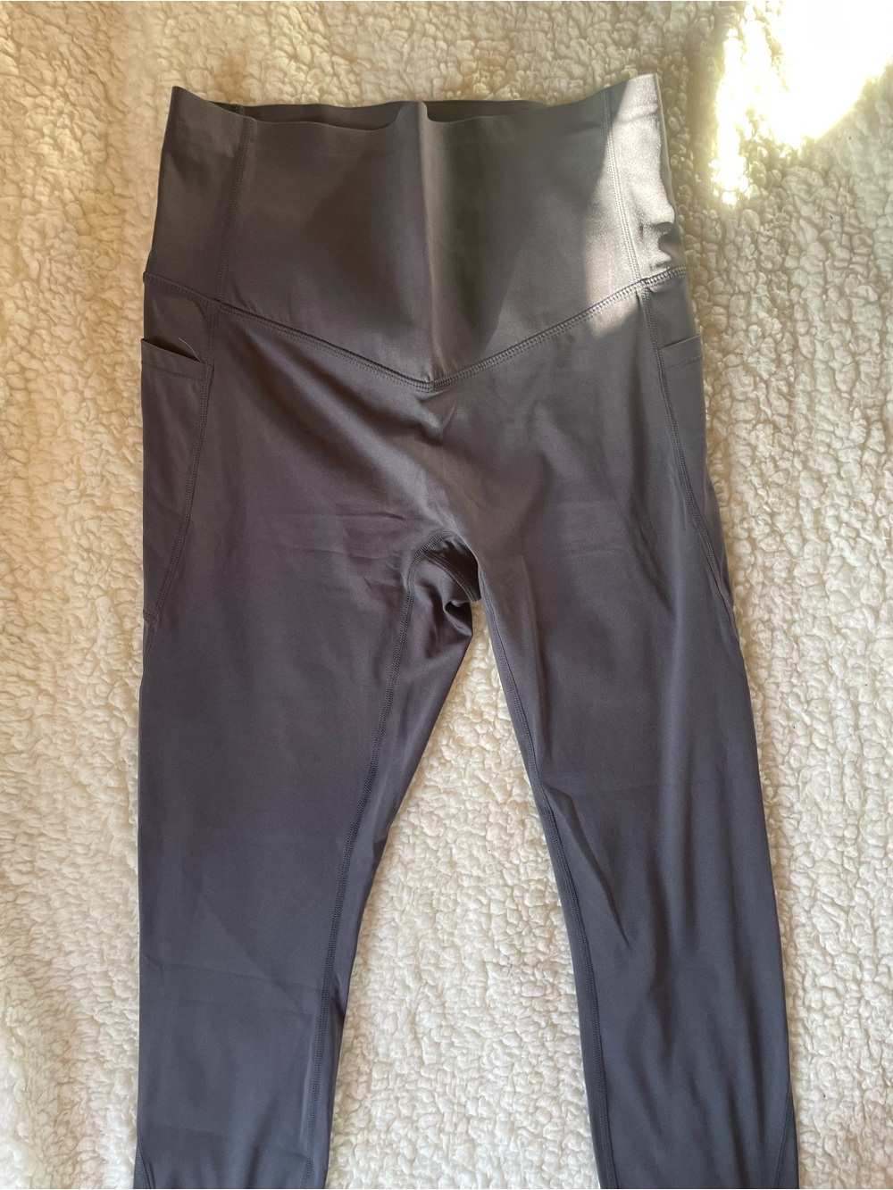 HALARA High-Rise Leggings with Side Pockets in Charcoal Gray